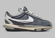 Nike Zoom Cortez SP sacai Iron Grey – sneaker en daim et nylon gris avec double Swoosh et Zoom Air, vue de face