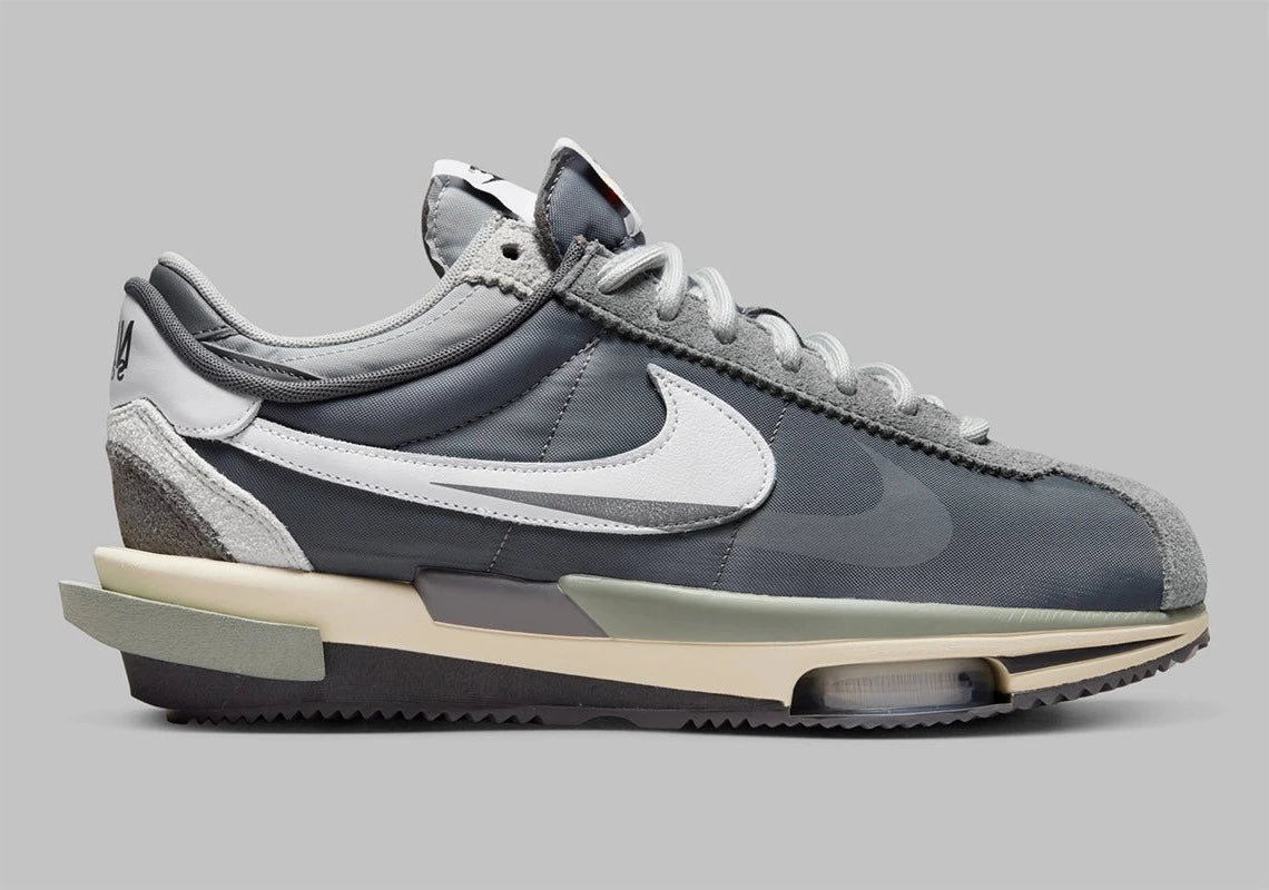 Nike Zoom Cortez SP sacai Iron Grey – sneaker en daim et nylon gris avec double Swoosh et Zoom Air, vue de face