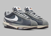 Nike Zoom Cortez SP sacai Iron Grey – sneaker en daim et nylon gris avec double Swoosh et Zoom Air, vue de profil