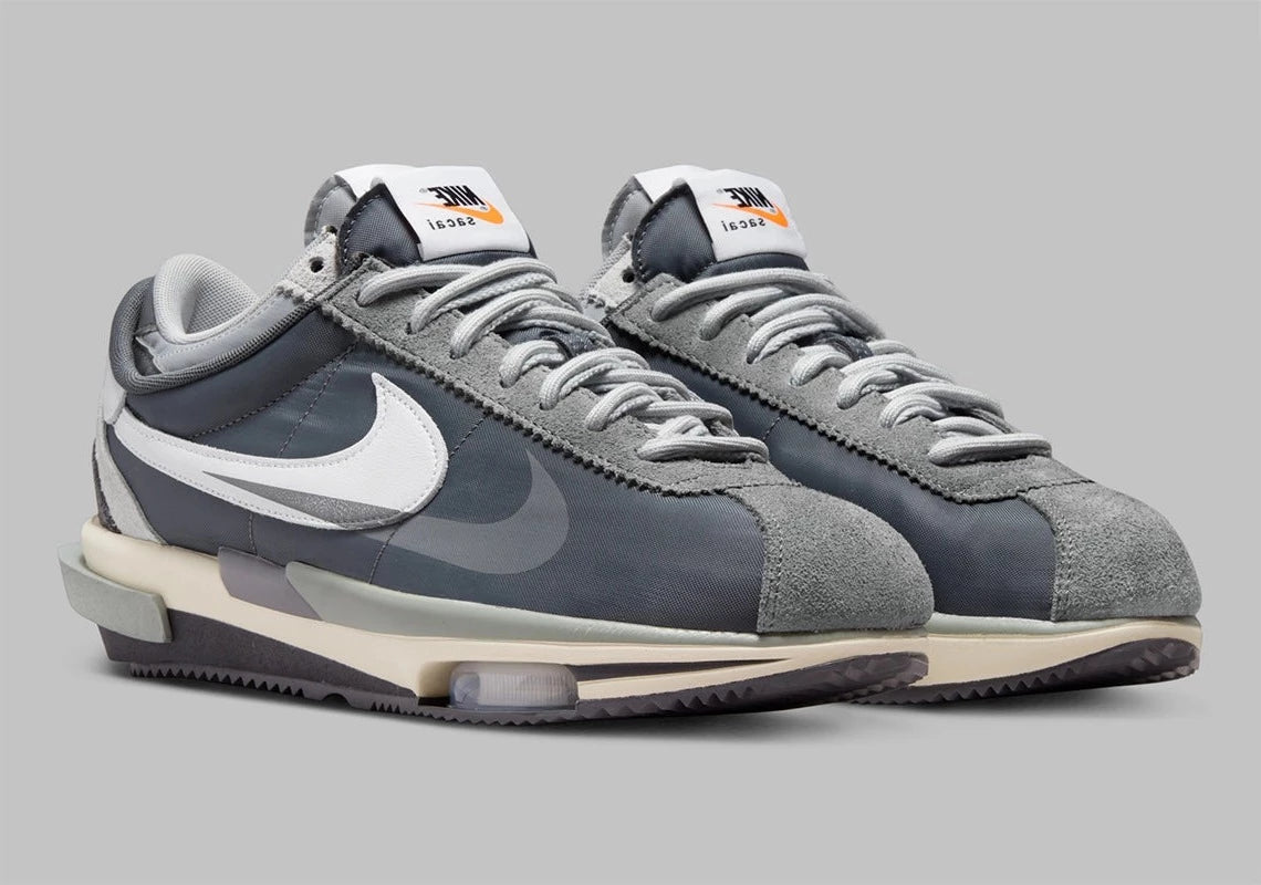Nike Zoom Cortez SP sacai Iron Grey – sneaker en daim et nylon gris avec double Swoosh et Zoom Air, vue de profil