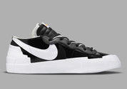 Nike Blazer Low sacai Black Patent Leather – sneaker en cuir verni noir avec double Swoosh et design superposé, vue de profil