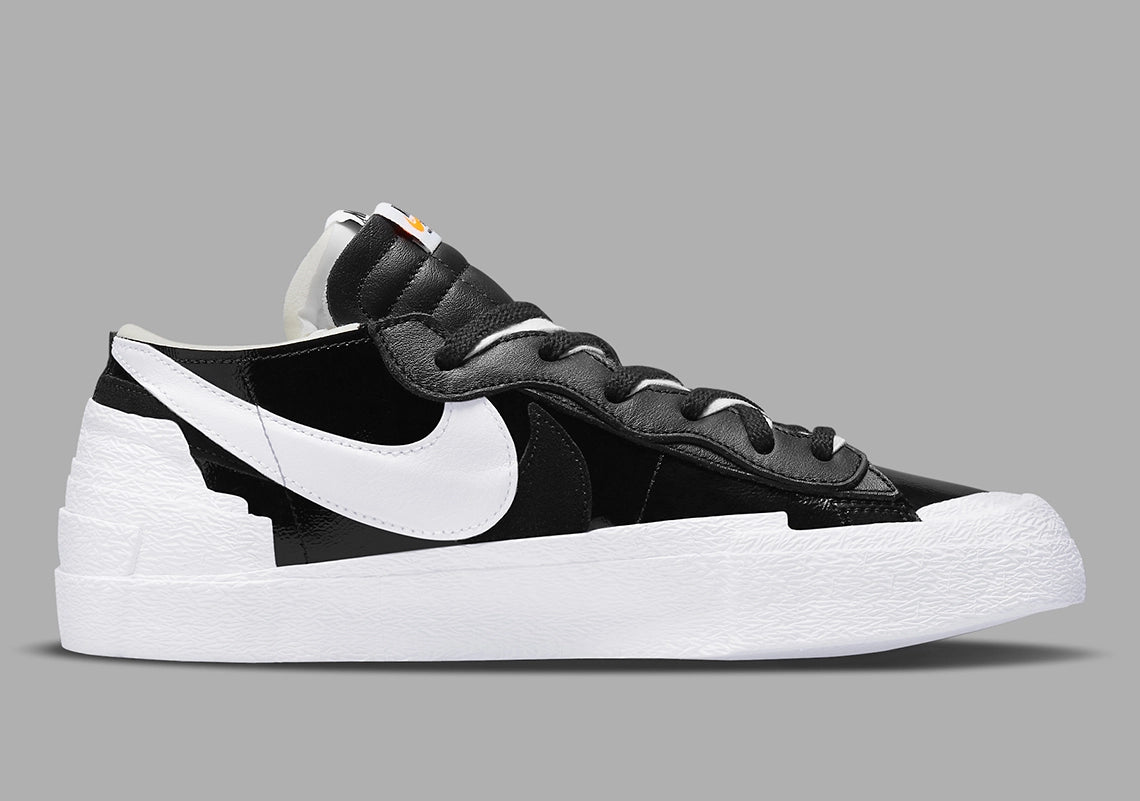 Nike Blazer Low sacai Black Patent Leather – sneaker en cuir verni noir avec double Swoosh et design superposé, vue de profil