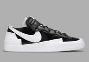 Nike Blazer Low sacai Black Patent Leather – sneaker en cuir verni noir avec double Swoosh et design superposé, vue de face
