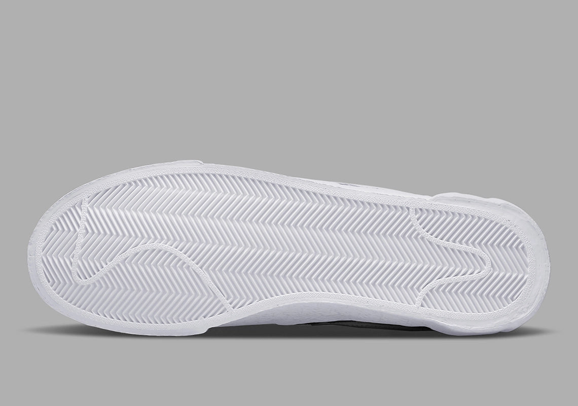 Nike Blazer Low sacai Black Patent Leather – sneaker en cuir verni noir avec double Swoosh et design superposé, vue de la semelle