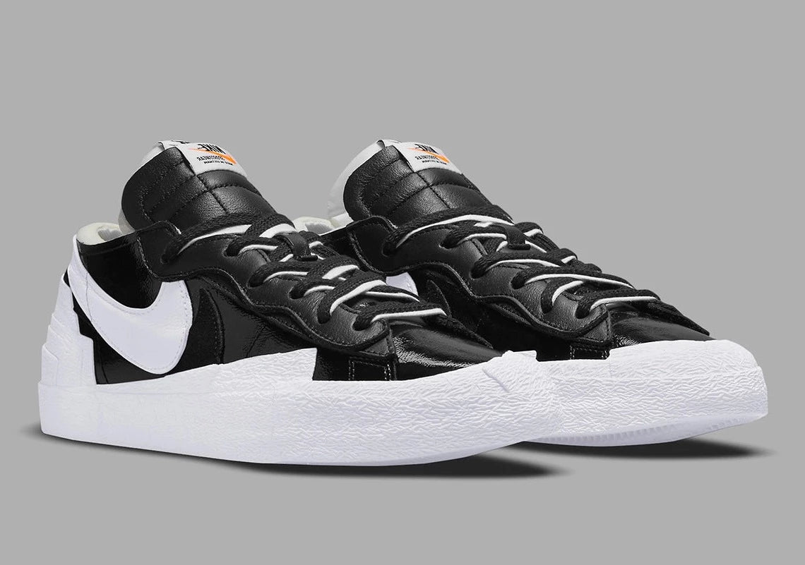 Nike Blazer Low sacai Black Patent Leather – sneaker en cuir verni noir avec double Swoosh et design superposé, vue de profil