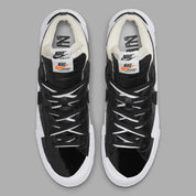 Nike Blazer Low sacai Black Patent Leather – sneaker en cuir verni noir avec double Swoosh et design superposé, vue de haut