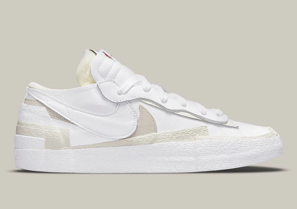Nike Blazer Low sacai White Patent Leather – sneaker en cuir verni blanc avec double Swoosh et semelle empilée, vue de face