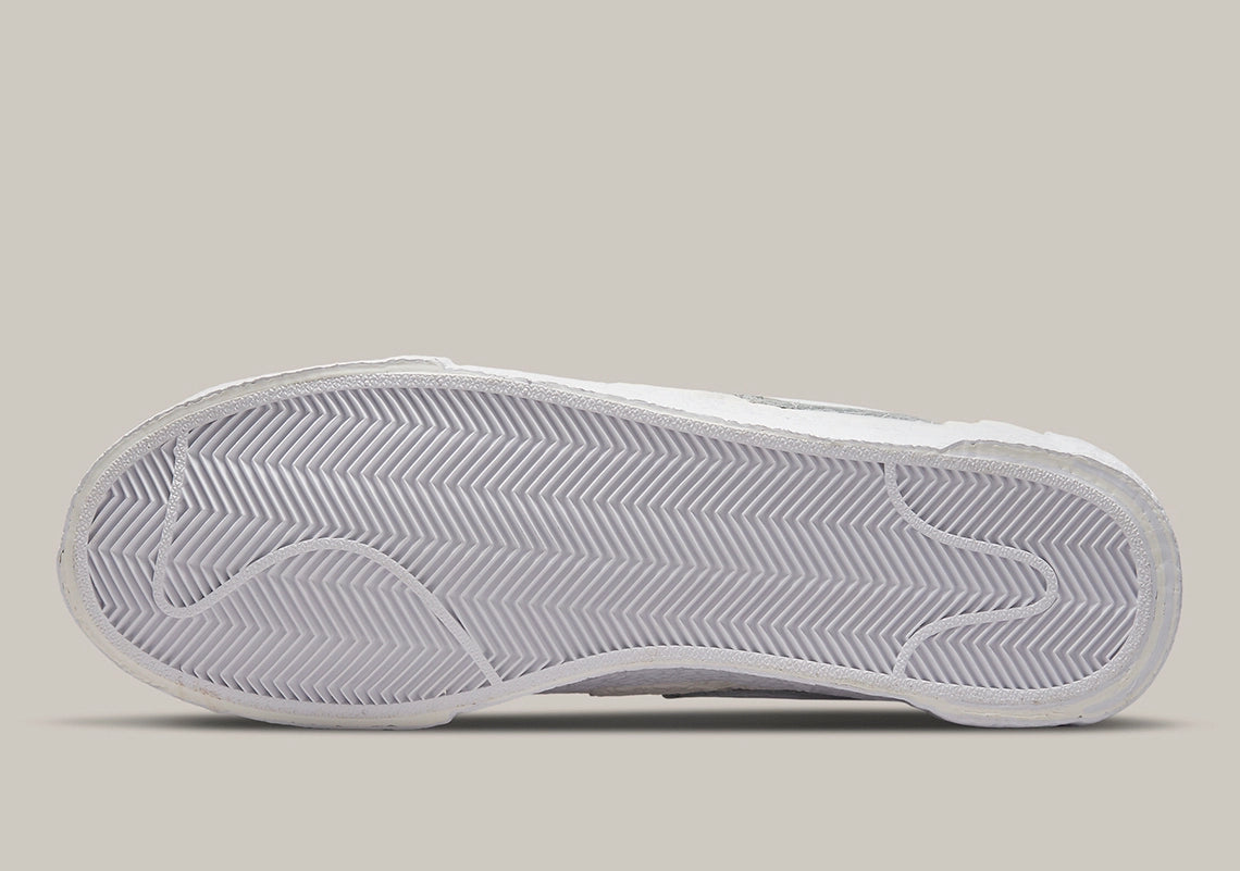 Nike Blazer Low sacai White Patent Leather – sneaker en cuir verni blanc avec double Swoosh et semelle empilée, vue de la semelle