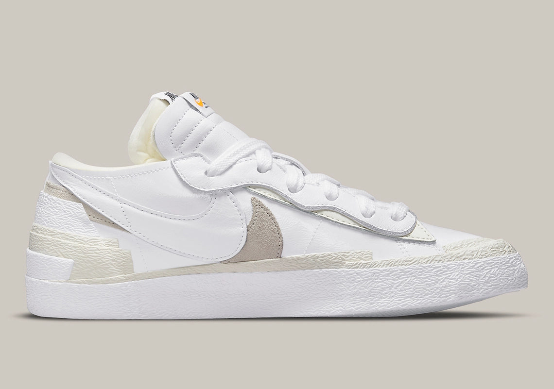 Nike Blazer Low sacai White Patent Leather – sneaker en cuir verni blanc avec double Swoosh et semelle empilée, vue de profil