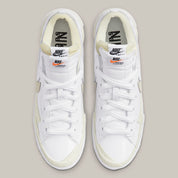 Nike Blazer Low sacai White Patent Leather – sneaker en cuir verni blanc avec double Swoosh et semelle empilée, vue de haut