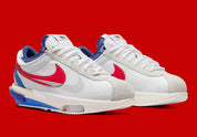 Nike Zoom Cortez SP sacai White University Red Blue – sneaker en nylon blanc avec double Swoosh rouge et bleu et Zoom Air, vue de profil