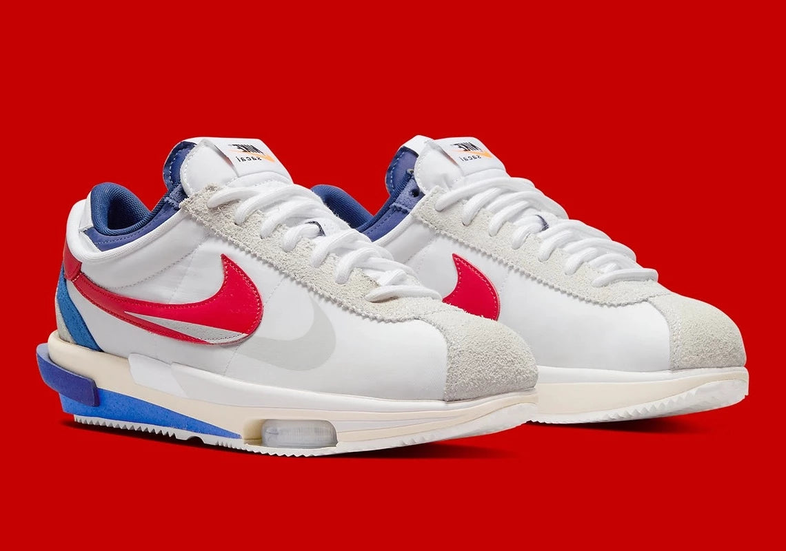 Nike Zoom Cortez SP sacai White University Red Blue – sneaker en nylon blanc avec double Swoosh rouge et bleu et Zoom Air, vue de profil
