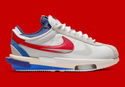 Nike Zoom Cortez SP sacai White University Red Blue – sneaker en nylon blanc avec double Swoosh rouge et bleu et Zoom Air, vue de face