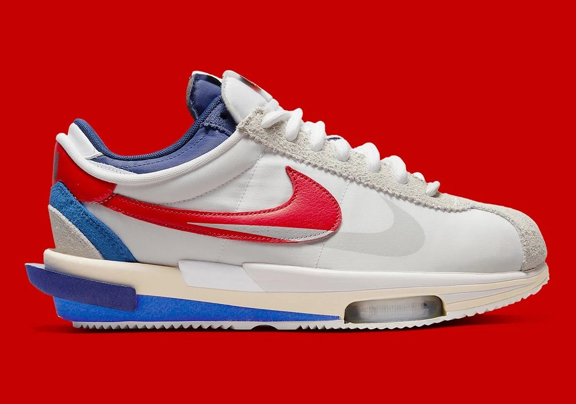 Nike Zoom Cortez SP sacai White University Red Blue – sneaker en nylon blanc avec double Swoosh rouge et bleu et Zoom Air, vue de face