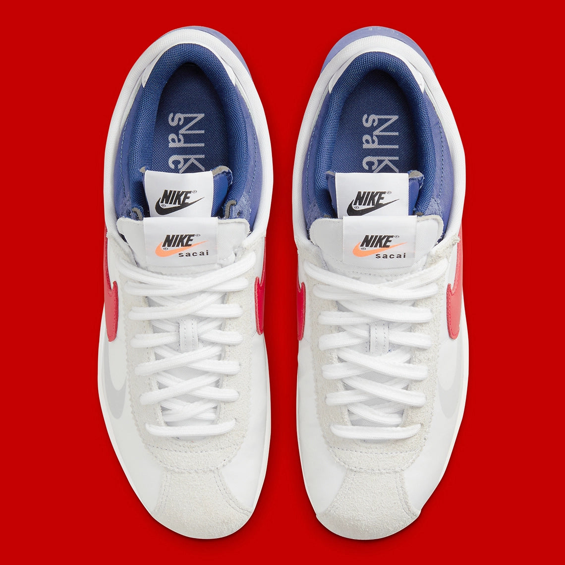 Nike Zoom Cortez SP sacai White University Red Blue – sneaker en nylon blanc avec double Swoosh rouge et bleu et Zoom Air, vue de haut