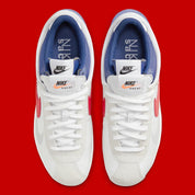 Nike Zoom Cortez SP sacai White University Red Blue – sneaker en nylon blanc avec double Swoosh rouge et bleu et Zoom Air, vue de haut