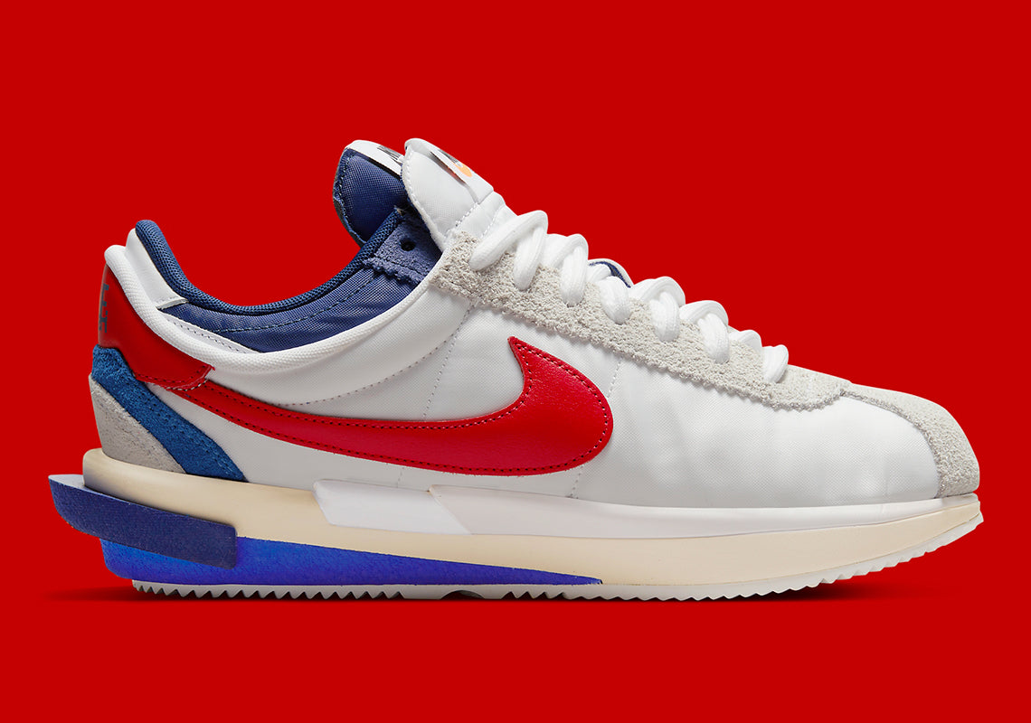 Nike Zoom Cortez SP sacai White University Red Blue – sneaker en nylon blanc avec double Swoosh rouge et bleu et Zoom Air, vue de profil