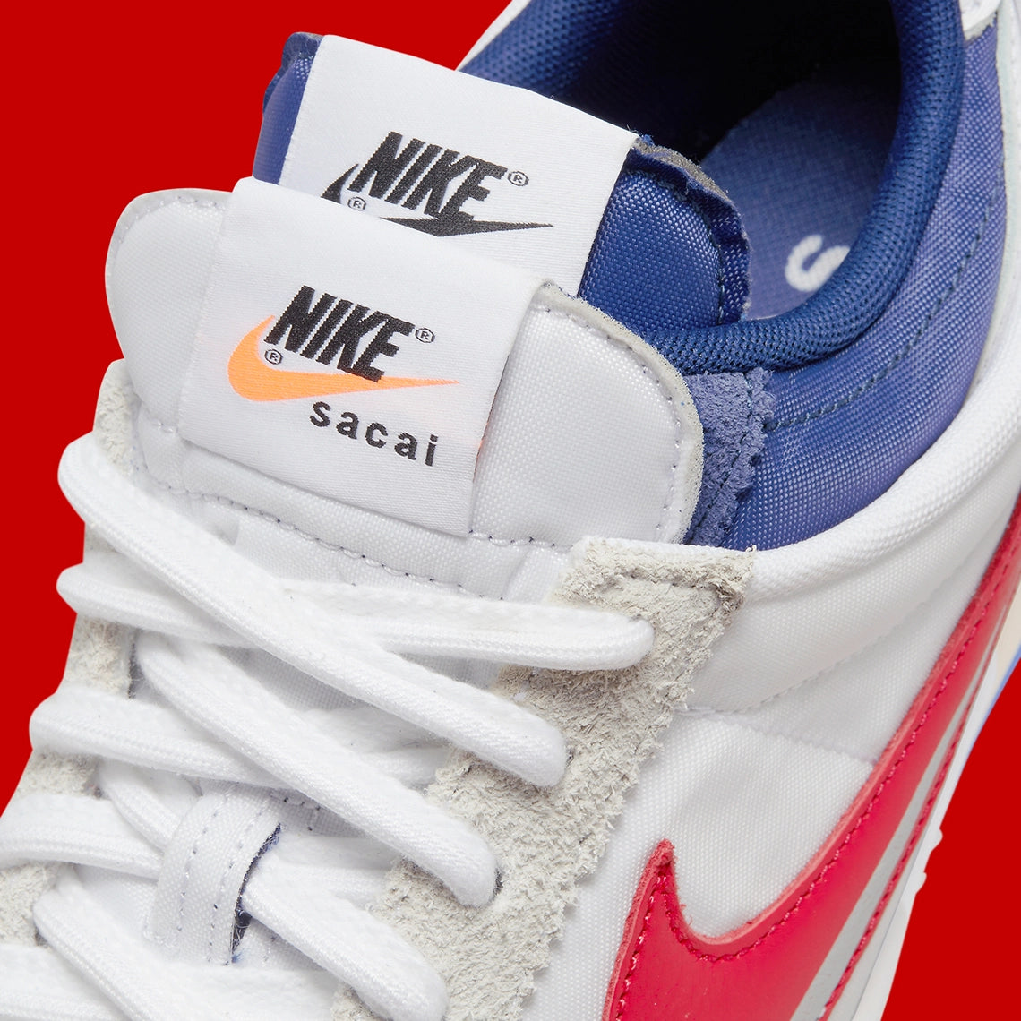 Nike Zoom Cortez SP sacai White University Red Blue – sneaker en nylon blanc avec double Swoosh rouge et bleu et Zoom Air, vue zoomer languette