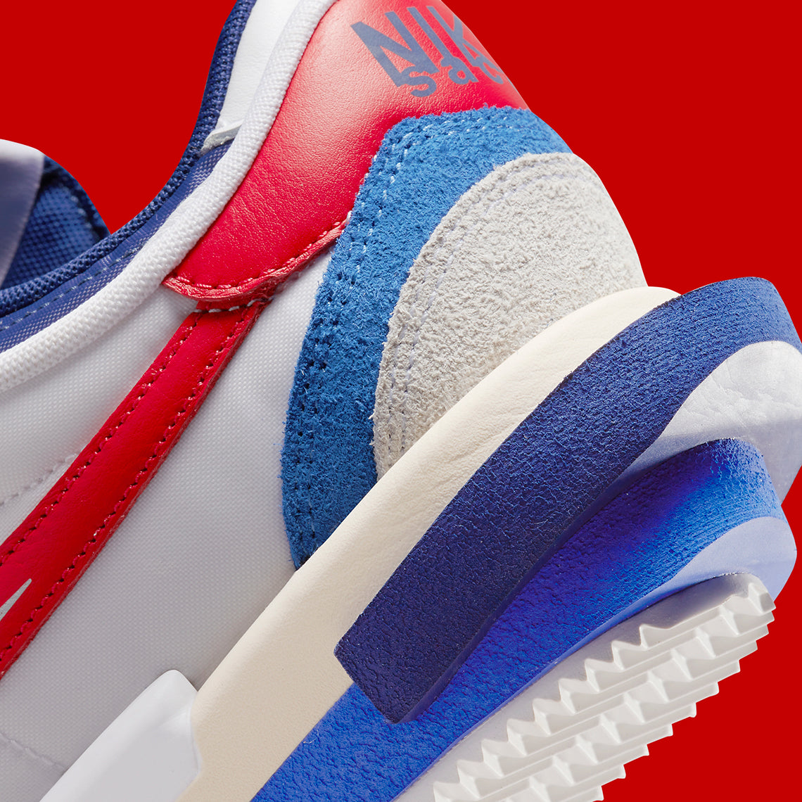 Nike Zoom Cortez SP sacai White University Red Blue – sneaker en nylon blanc avec double Swoosh rouge et bleu et Zoom Air, vue zoomer arrière