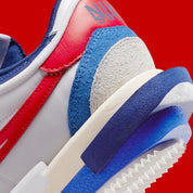 Nike Zoom Cortez SP sacai White University Red Blue – sneaker en nylon blanc avec double Swoosh rouge et bleu et Zoom Air, vue zoomer arrière