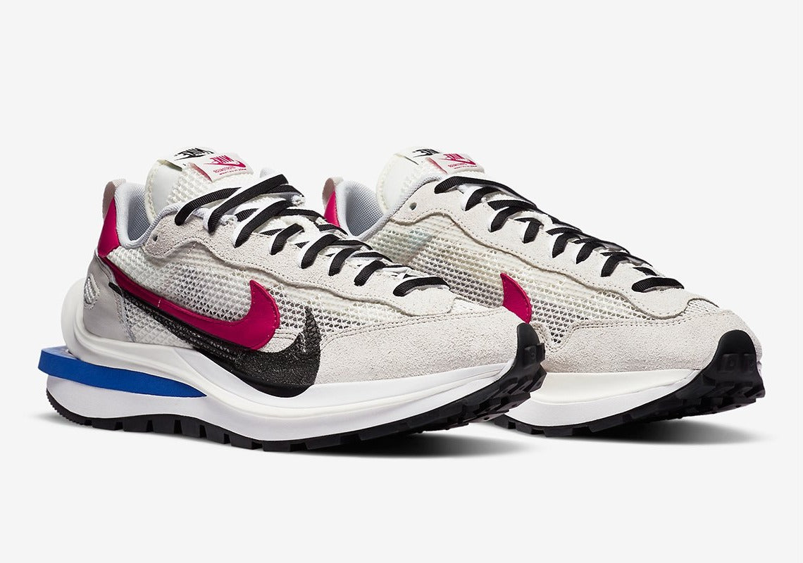 Nike VaporWaffle sacai Sport Fuchsia Game Royal – sneaker violette et bleue avec double Swoosh et semelle empilée, vue de profil