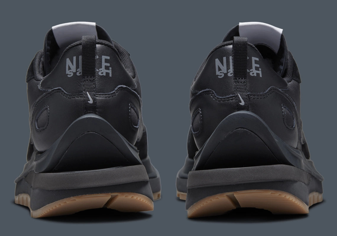 Nike VaporWaffle sacai Black Gum – sneaker noire en mesh et daim avec double Swoosh et semelle extérieure gum, vue arrière