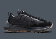 Nike VaporWaffle sacai Black Gum – sneaker noire en mesh et daim avec double Swoosh et semelle extérieure gum, vue de profil