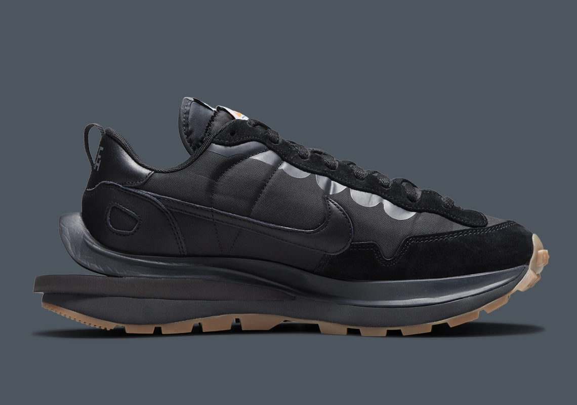 Nike VaporWaffle sacai Black Gum – sneaker noire en mesh et daim avec double Swoosh et semelle extérieure gum, vue de profil