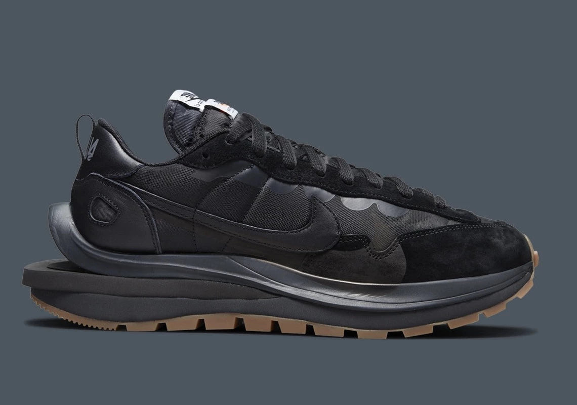Nike VaporWaffle sacai Black Gum – sneaker noire en mesh et daim avec double Swoosh et semelle extérieure gum, vue de face