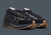 Nike VaporWaffle sacai Black Gum – sneaker noire en mesh et daim avec double Swoosh et semelle extérieure gum, vue de profil