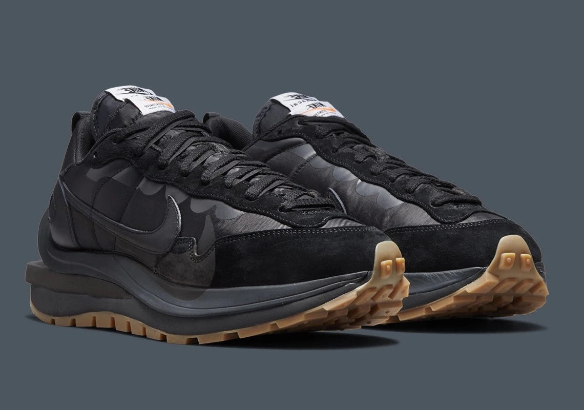 Nike VaporWaffle sacai Black Gum – sneaker noire en mesh et daim avec double Swoosh et semelle extérieure gum, vue de profil