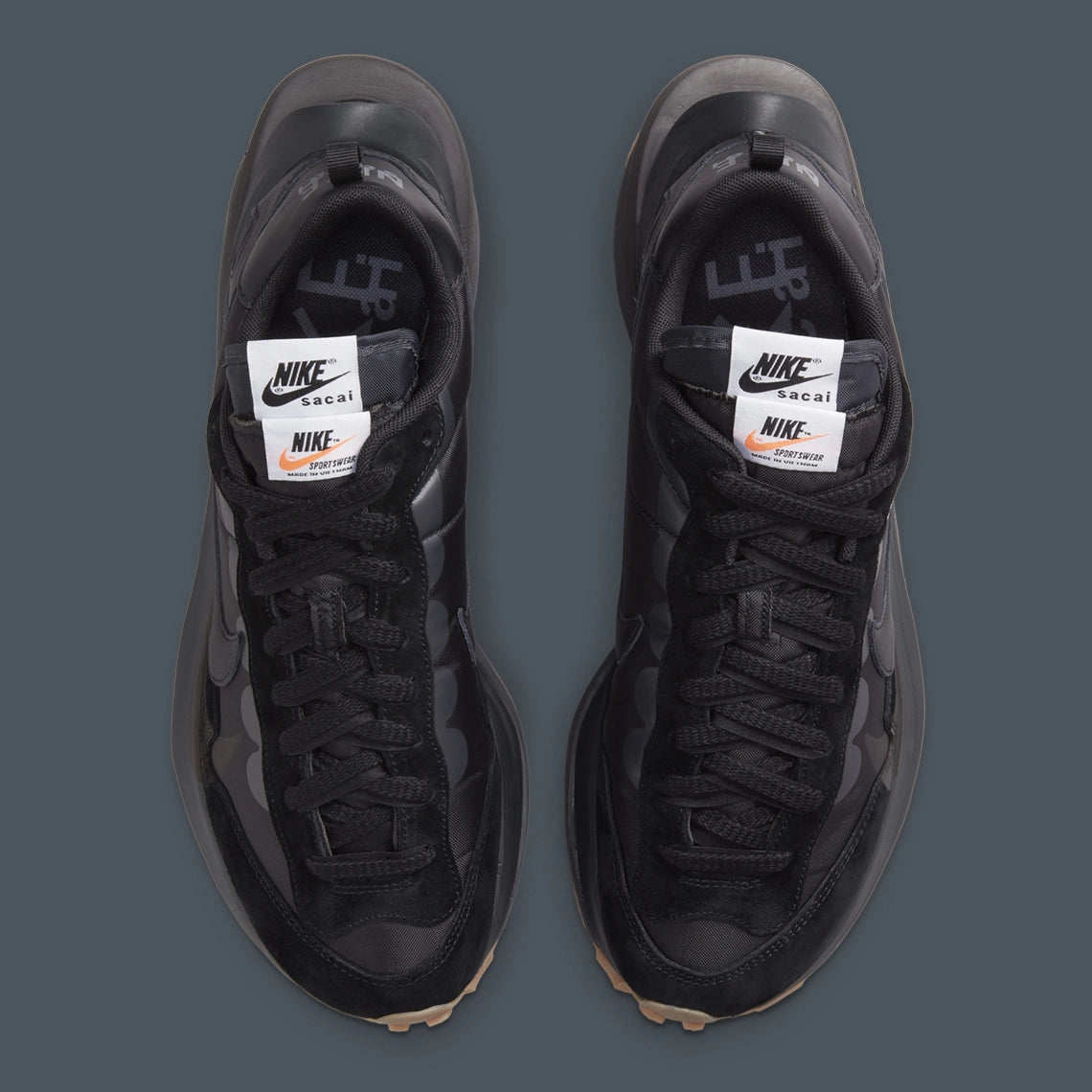 Nike VaporWaffle sacai Black Gum – sneaker noire en mesh et daim avec double Swoosh et semelle extérieure gum, vue de haut