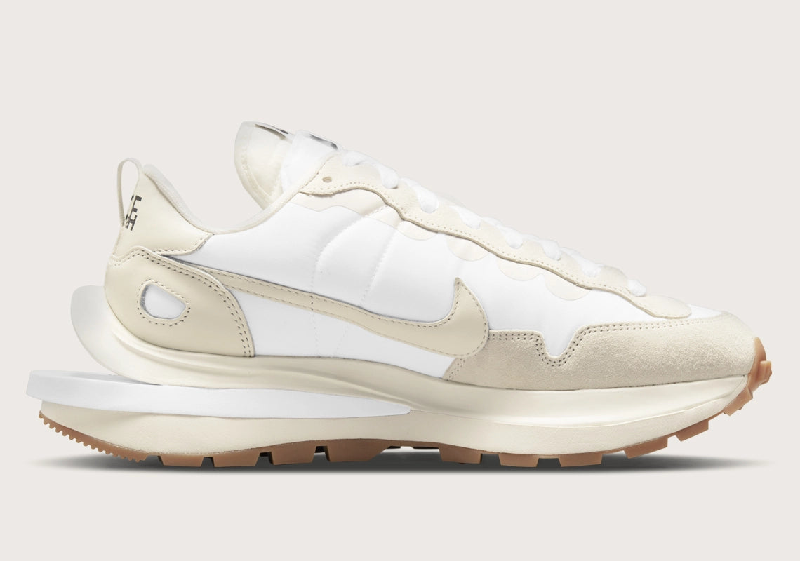 Nike VaporWaffle sacai Sail Gum – sneaker crème en mesh et daim avec double Swoosh et semelle extérieure gum, vue de profil