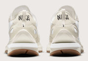 Nike VaporWaffle sacai Sail Gum – sneaker crème en mesh et daim avec double Swoosh et semelle extérieure gum, vue arrière