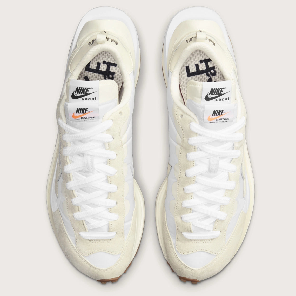 Nike VaporWaffle sacai Sail Gum – sneaker crème en mesh et daim avec double Swoosh et semelle extérieure gum, vue de haut