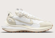 Nike VaporWaffle sacai Sail Gum – sneaker crème en mesh et daim avec double Swoosh et semelle extérieure gum, vue de face