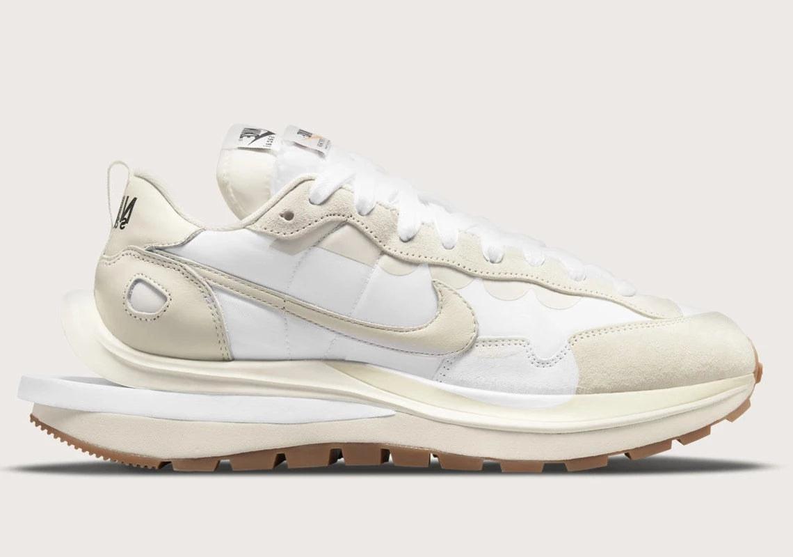 Nike VaporWaffle sacai Sail Gum – sneaker crème en mesh et daim avec double Swoosh et semelle extérieure gum, vue de face