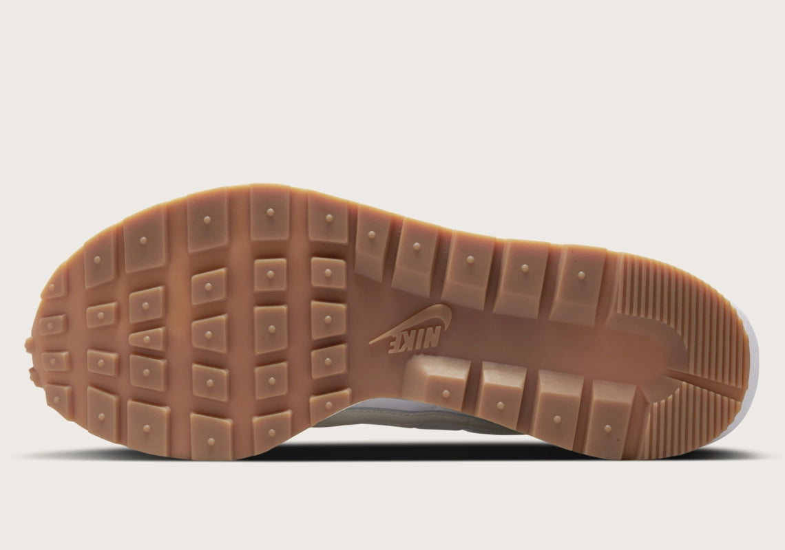 Nike VaporWaffle sacai Sail Gum – sneaker crème en mesh et daim avec double Swoosh et semelle extérieure gum, vue de la semelle