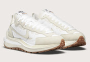 Nike VaporWaffle sacai Sail Gum – sneaker crème en mesh et daim avec double Swoosh et semelle extérieure gum, vue de profil
