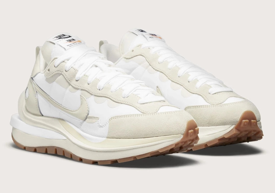Nike VaporWaffle sacai Sail Gum – sneaker crème en mesh et daim avec double Swoosh et semelle extérieure gum, vue de profil