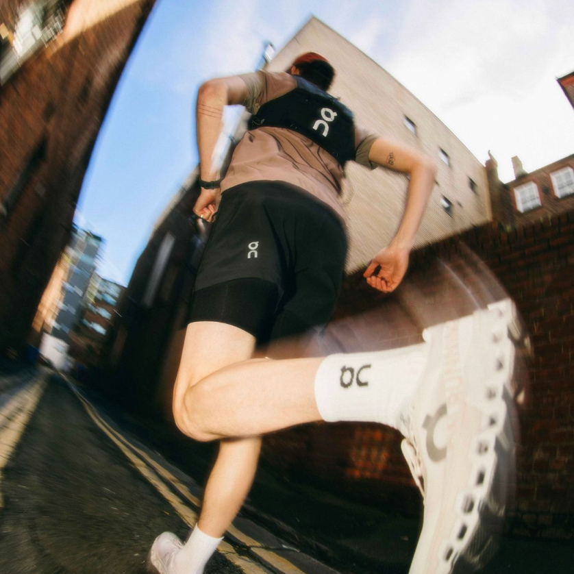 On Running chez Global Sneakers. Retrouvez les modèles Cloud 5, Cloudmonster, Cloudsurfer, Cloudswift, Cloudrunner, Cloud X et bien d'autres. Chaussures On Running authentiques pour homme et femme, alliant confort, amorti et performance.