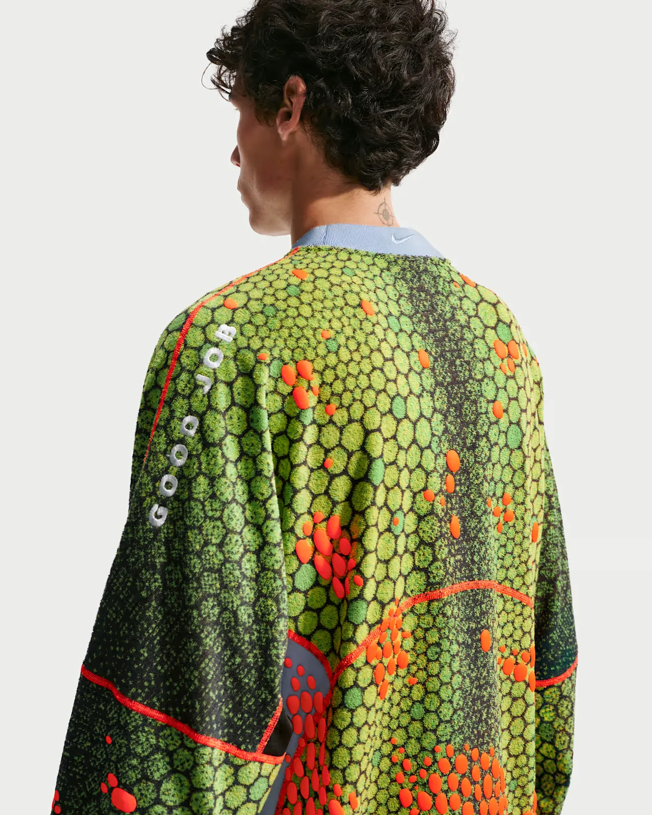 Nike ACG x CPFM L/S Crewneck Multicolor, sweatshirt à manches longues multicolore avec graphismes abstraits et branding Nike ACG x CPFM.