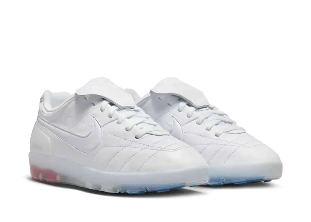 Nike Cryoshot Tiempo R10 Jacquemus en cuir premium avec semelle Cryoshot futuriste et design inspiré du football vintage haut de gamme.