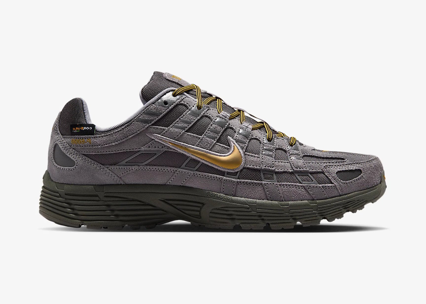 Nike P-6000 Premium Cordura Medium Ash Golden Hops en tons gris et brun, avec empeigne en cuir, daim et CORDURA® et semelle en mousse vue de profil. 