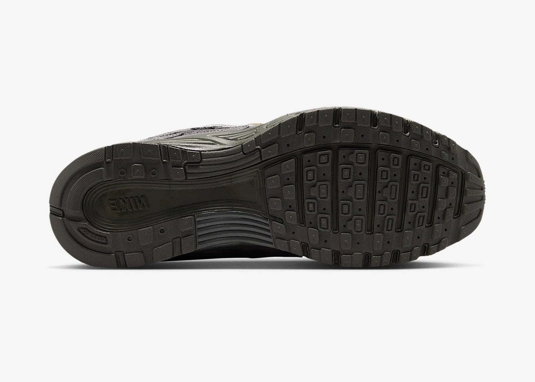 Nike P-6000 Premium Cordura Medium Ash Golden Hops en tons gris et brun, avec empeigne en cuir, daim et CORDURA® et semelle en mousse vue du dessous. 