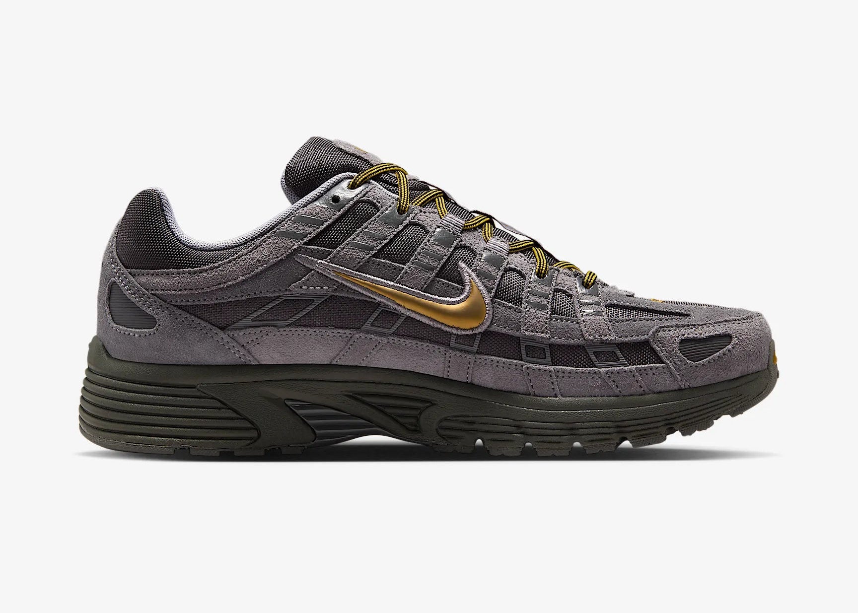 Nike P-6000 Premium Cordura Medium Ash Golden Hops en tons gris et brun, avec empeigne en cuir, daim et CORDURA® et semelle en mousse vue de profil intérieur. 