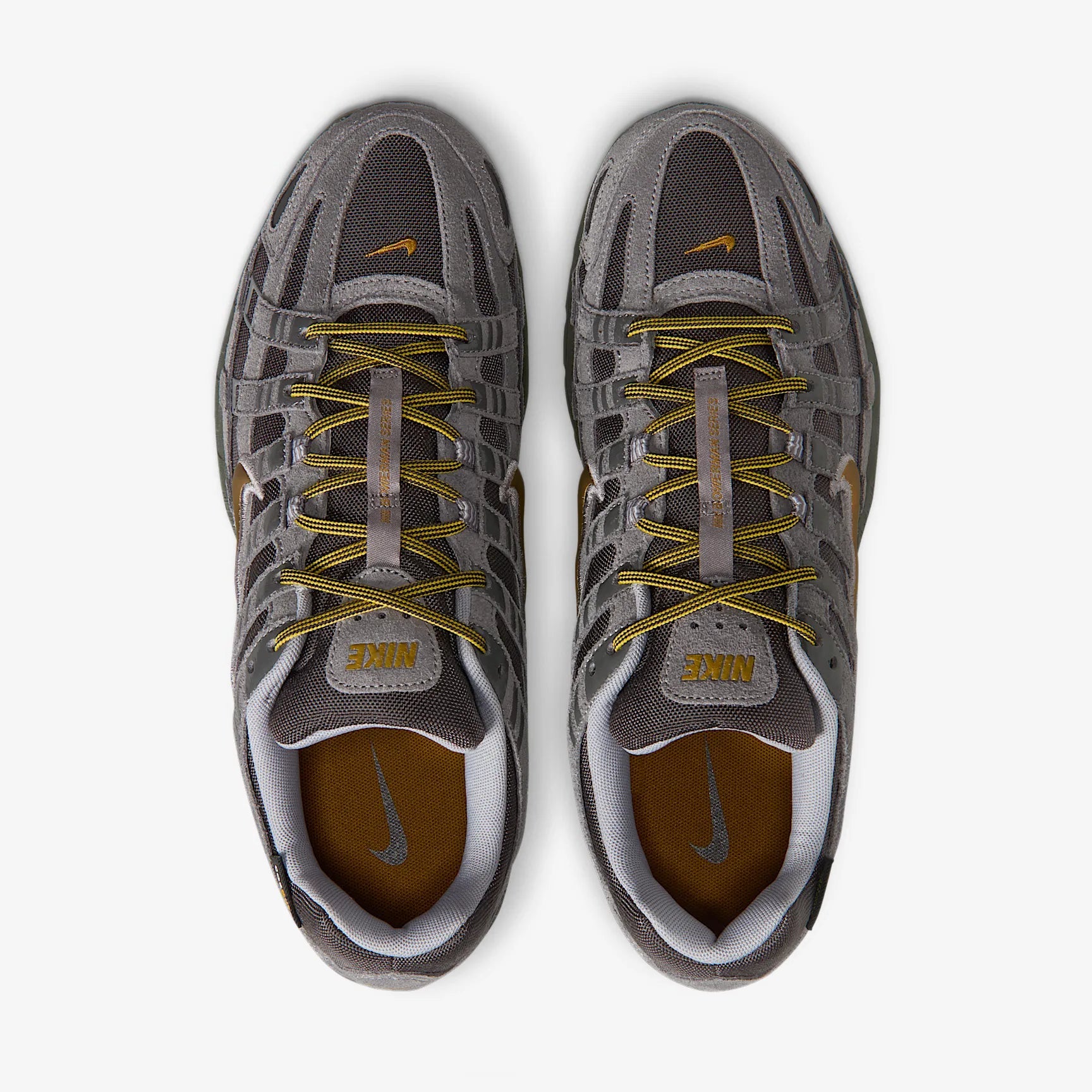 Nike P-6000 Premium Cordura Medium Ash Golden Hops en tons gris et brun, avec empeigne en cuir, daim et CORDURA® et semelle en mousse vue du dessus. 