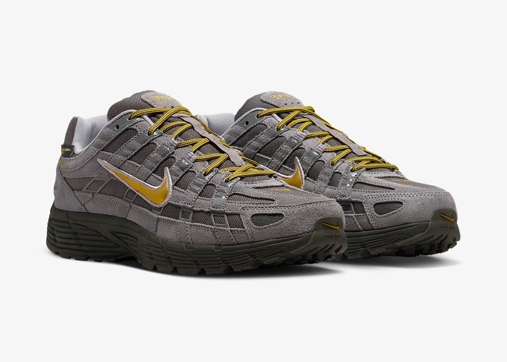 Nike P-6000 Premium Cordura Medium Ash Golden Hops en tons gris et brun, avec empeigne en cuir, daim et CORDURA® et semelle en mousse vue de 3/4 face. 