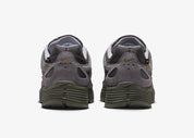 Nike P-6000 Premium Cordura Medium Ash Golden Hops en tons gris et brun, avec empeigne en cuir, daim et CORDURA® et semelle en mousse vue de derrière. 