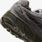 Vue zoomée sur les détails arrières de la Nike P-6000 Premium Cordura Medium Ash Golden Hops en tons gris et brun, avec empeigne en cuir, daim et CORDURA® et semelle en mousse.